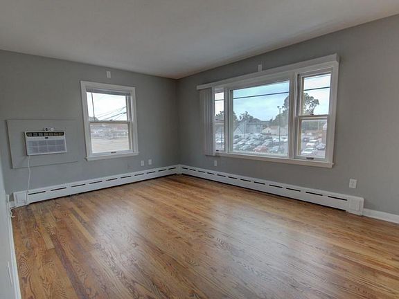 4th image of 133 1st Ave W
