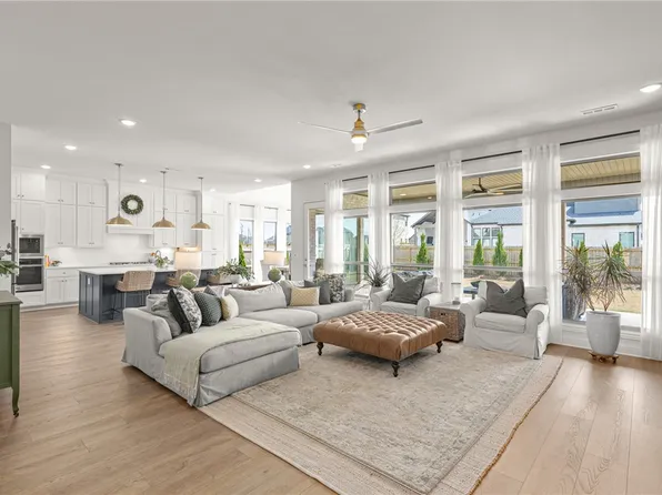 8806 Comet Dr, Bentonville, AR 72713