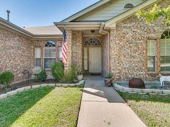 3rd image of 903 Hollow Trail Ct