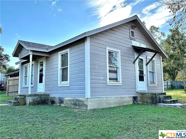 554 N Chilton Ave, Goliad, TX 77963