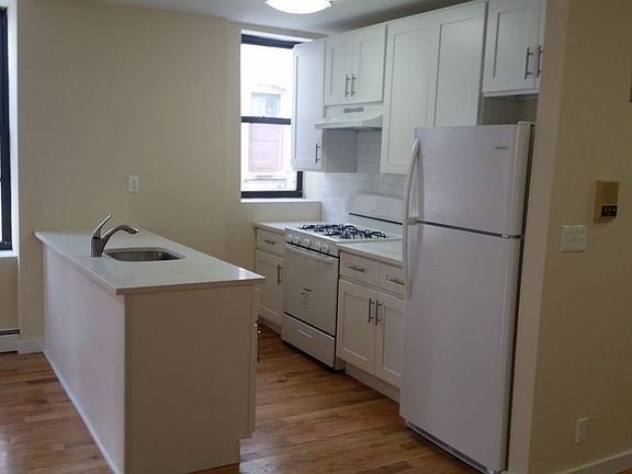 3rd image of 194 Bay 22nd St APT 2B