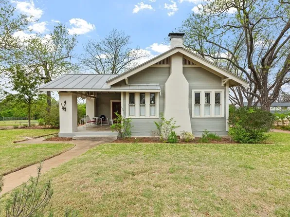 215 E Travis St, Fredericksburg, TX 78624