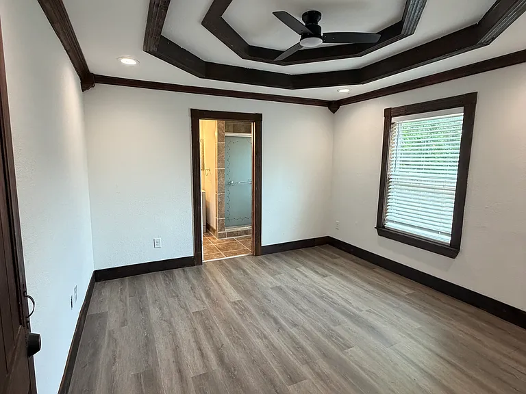 401 E Miller Rd — Photo 5