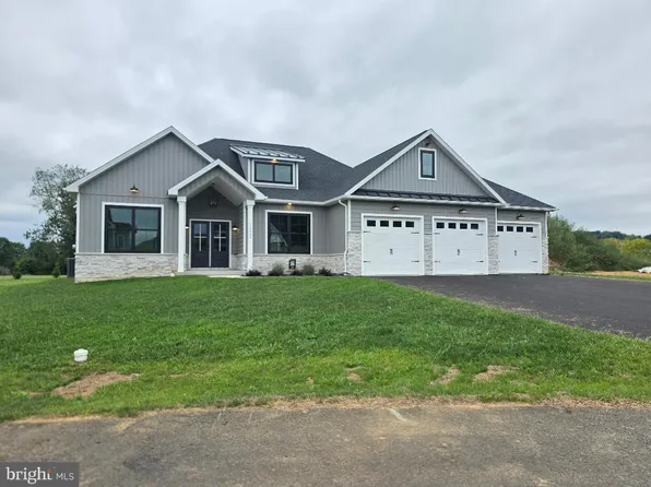 10845 Sierra Dr, Waynesboro, PA 17268