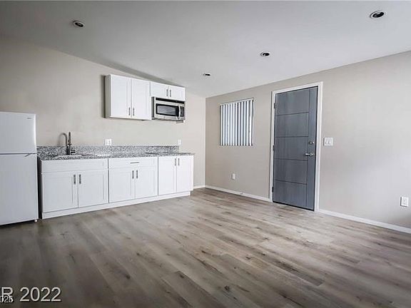 3rd image of 2201 Fairfield Ave #11
