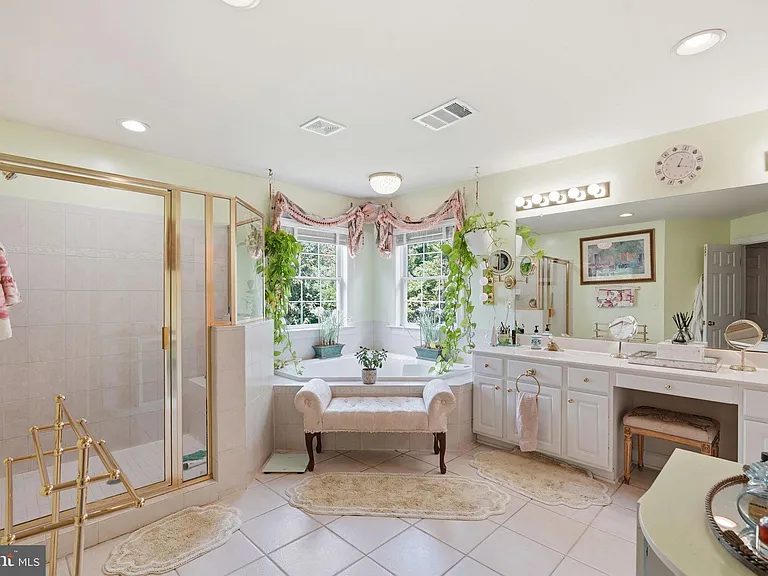 1072 Safa St — Photo 39
