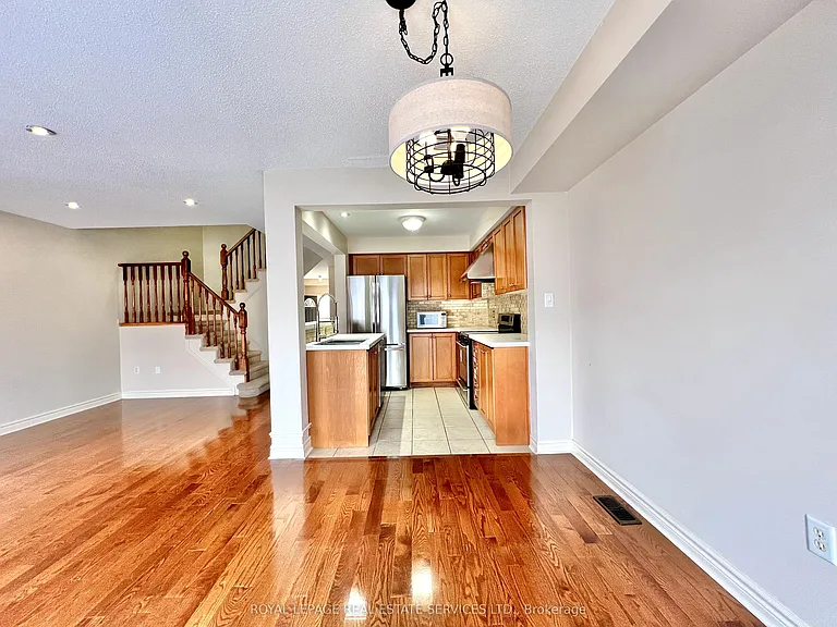 2153 Redstone Cres — Photo 11