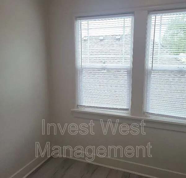 615 NE 6th Ave #10 — Photo 5