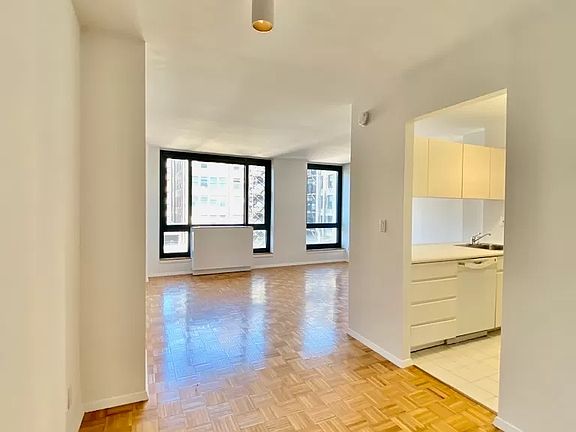 2nd image of 1 Irving Pl APT P8q