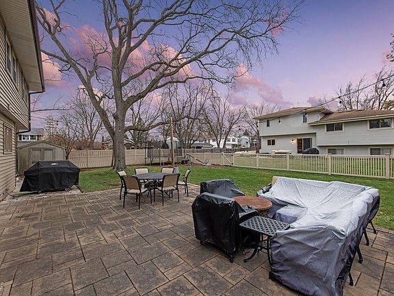 3rd image of 17W564 Earl Ct