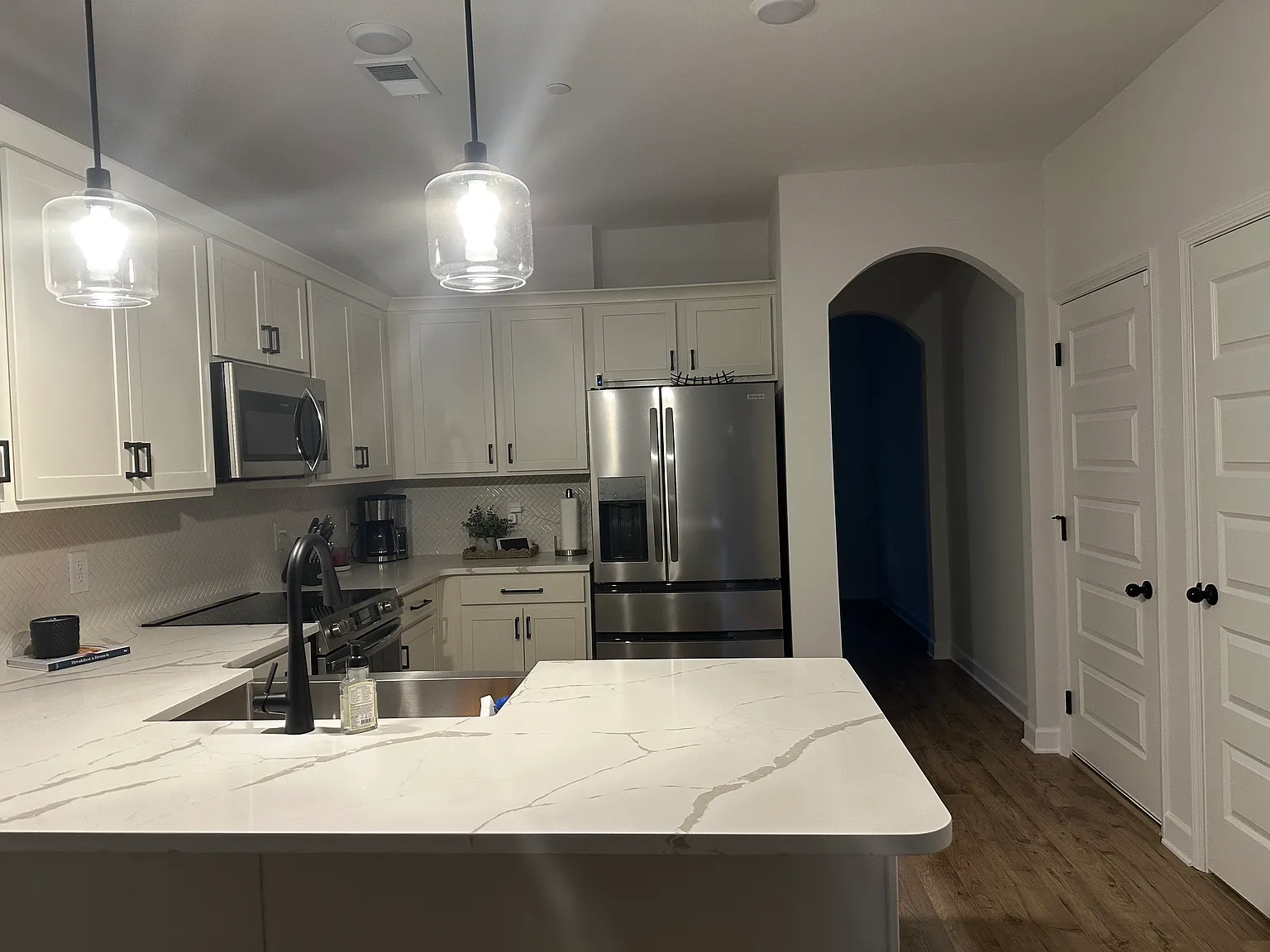 3 bed, 2.5 bath, 1719 sqft, $2,400 — Photo 2