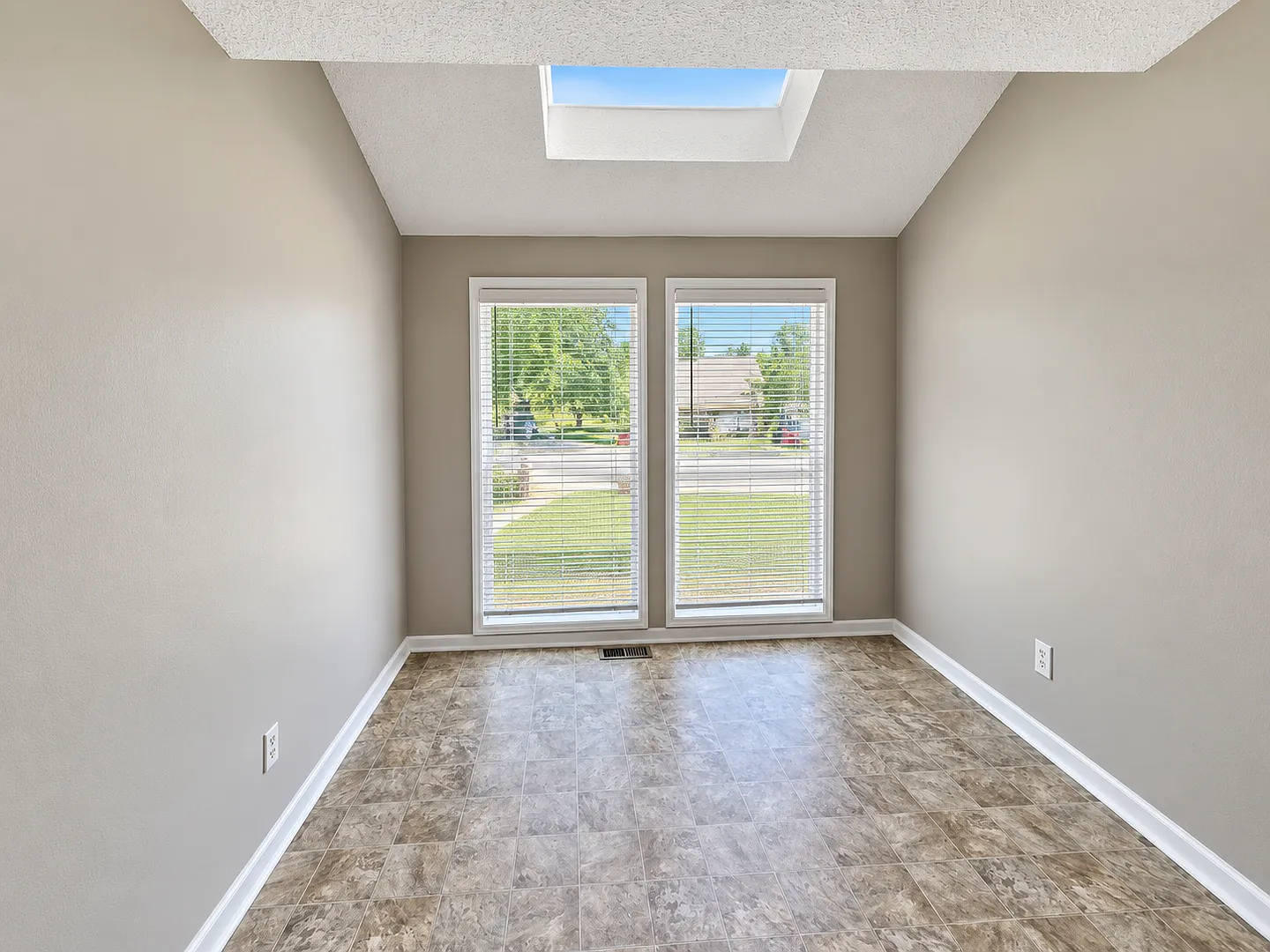 Spacious 3BR Duplex with Two Living Areas — Photo 2
