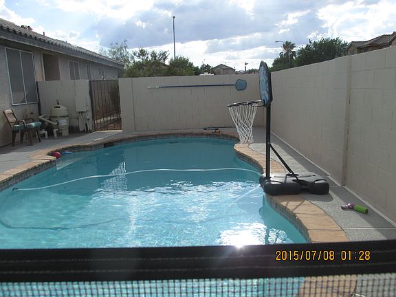 Sparkling Pool w/safety fenc