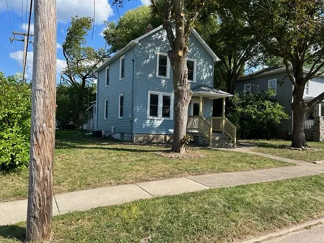 989 Victoria St photo 1