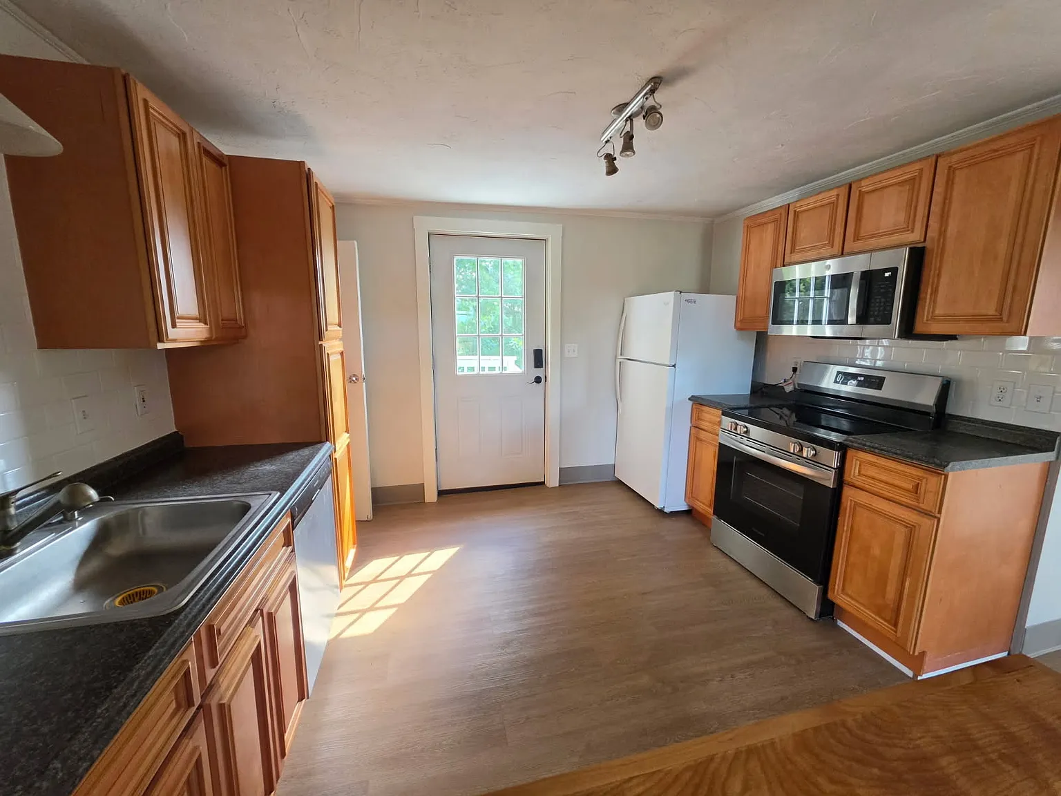 1 bed, 625 sqft, $1,800 — Photo 3