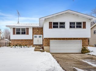 251 Fairview Dr, Saint Charles, IL 60174