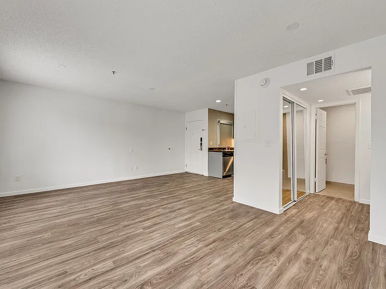 Vivo Living Charlotte (Tryon) — Photo 22