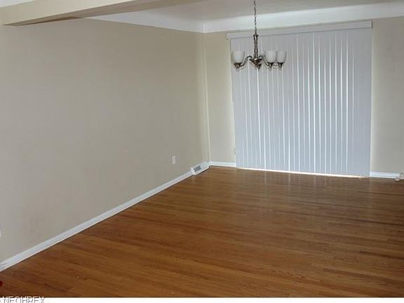 4th image of 396 E Meadowlawn Blvd