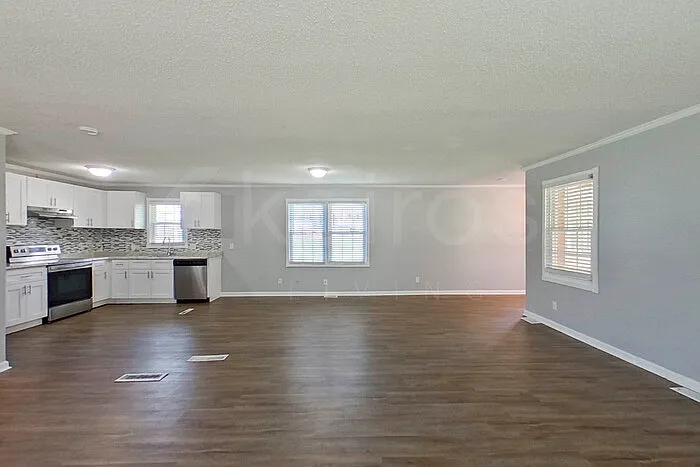 3 bed, 1.5 bath, 1370 sqft, $1,775 — Photo 3