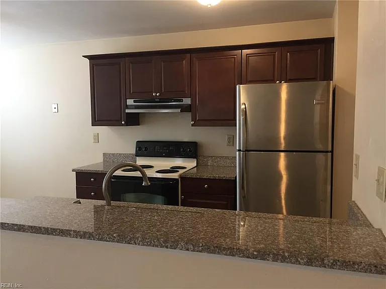 1822 Chantilly Ct — Photo 3