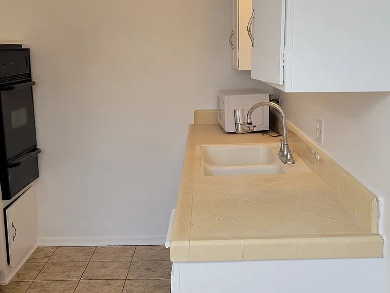 332 N Isabel St #7 — Photo 8