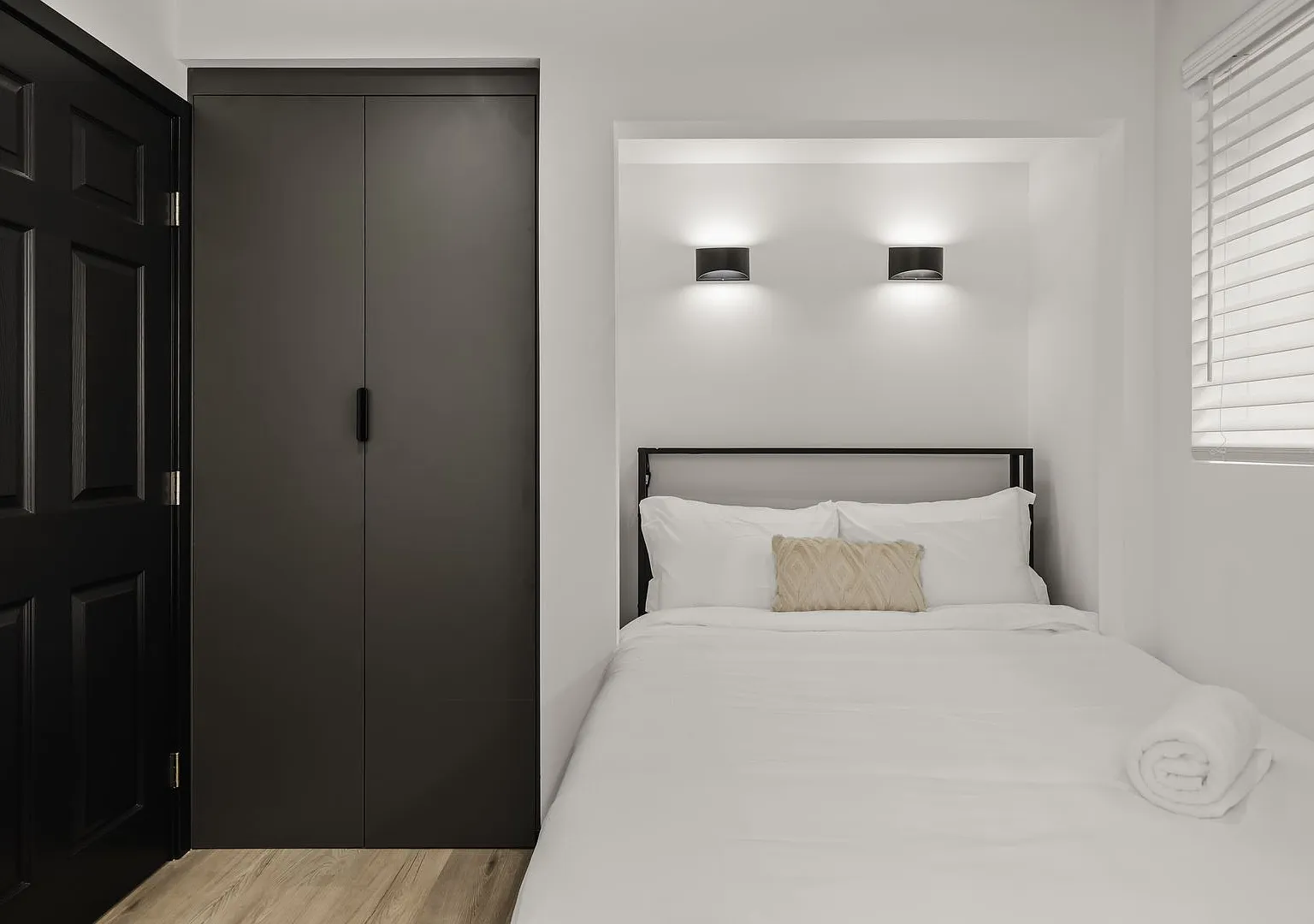 Single Room with a Common Bathroom at 1515 1/2 Selby -Room 2 — Photo 4