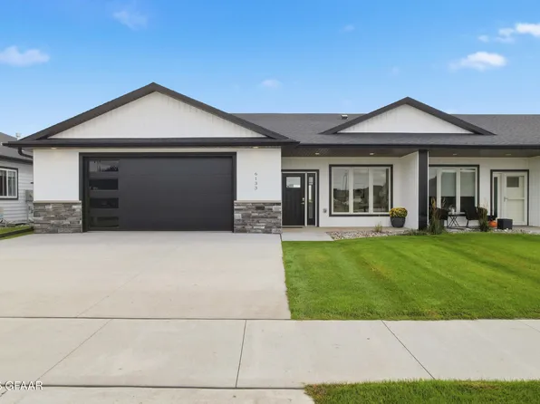 6133 Magnolia Dr, Grand Forks, ND 58201