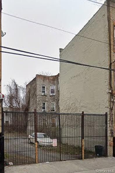 1st image of 653 Warwick Street