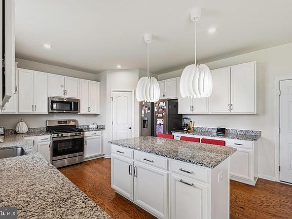 3rd image of 30 Charleston Cir