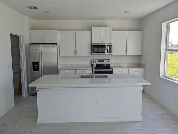 4th image of 2910 NE Breezeway Cir