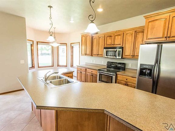 5th image of 701 E 70th Pl