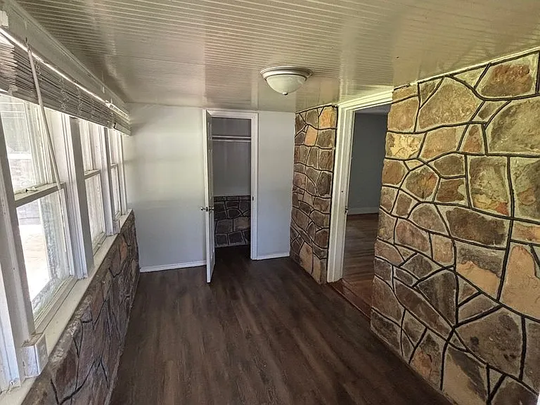 1111 N Kansas Expy — Photo 6