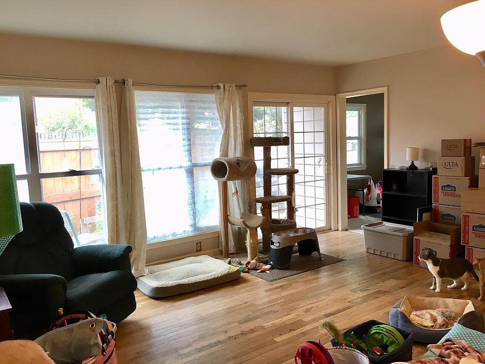 Living room, pls ignore all the mess because of moving out p