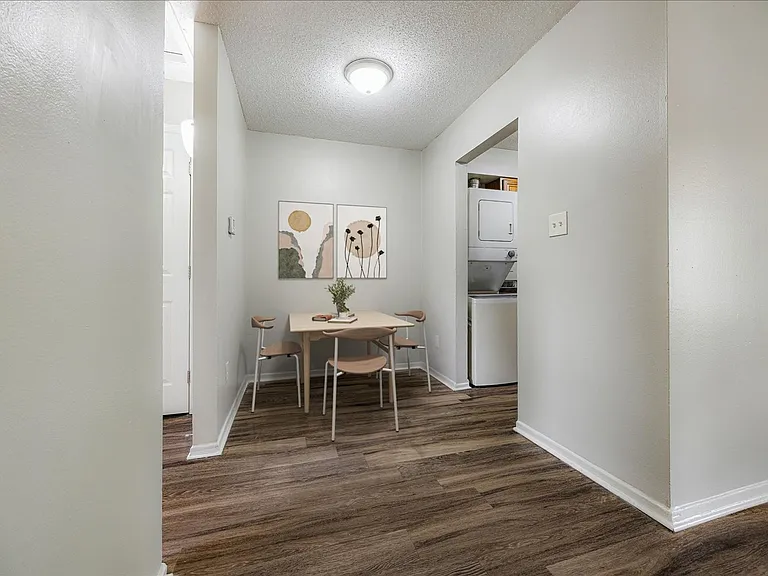 Holmes Pointe Apartments — Photo 17