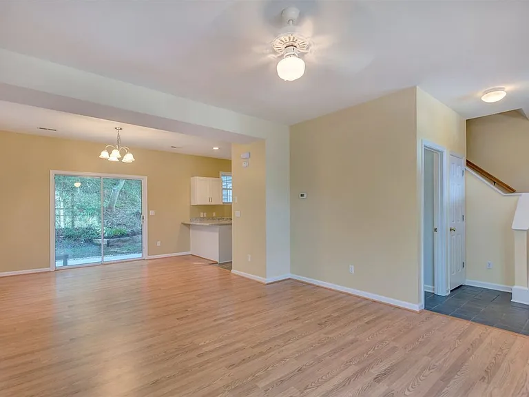 914 Locust Ln — Photo 5