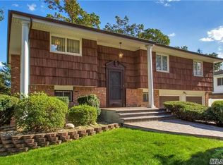 19 Mohegan Ln, Commack, NY 11725