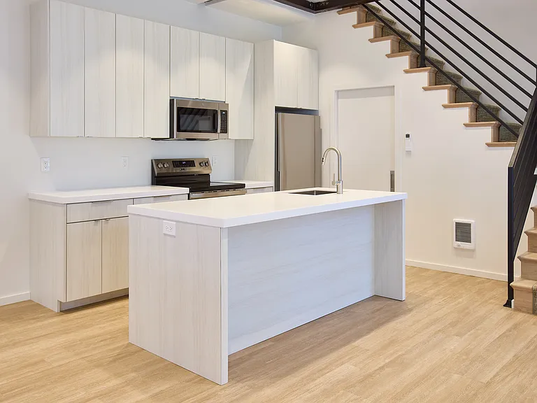 784 Farmington Ave — Photo 4