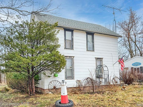 3rd image of 4422 N Lapeer Rd