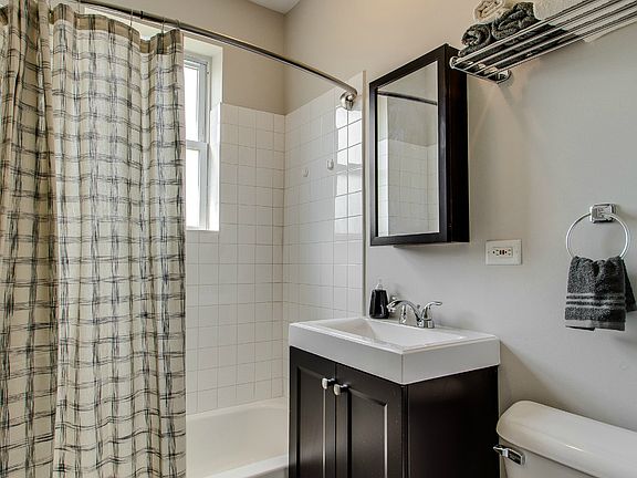 3rd image of 1627 N Humboldt Blvd APT 106