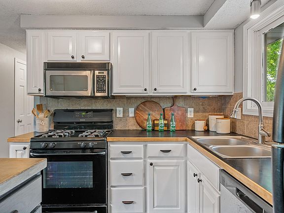 5th image of 2861 Essex Rd