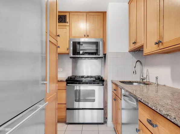 251 East 32nd Street image 4 of 13