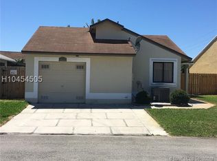 910 SW 109th Ave, Pembroke Pines, FL 33025