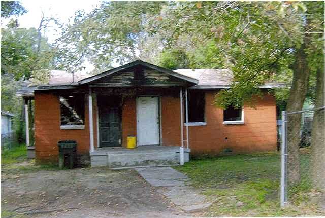 2nd image of 827 Garrison Ave