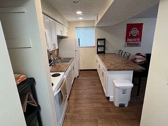 2nd image of 1662 Summit St APT A1