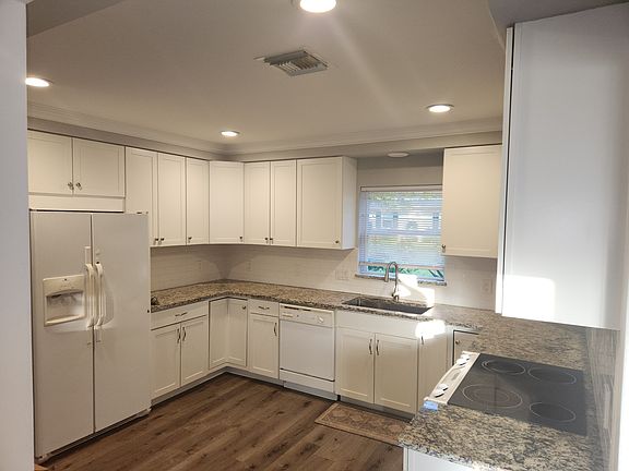 Upgraded kitchen with all appliances