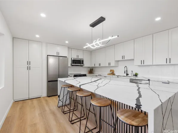 735 Hoomalu St APT B, Pearl City, HI 96782