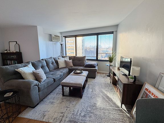 2nd image of 3100 N Lake Shore Dr APT 512