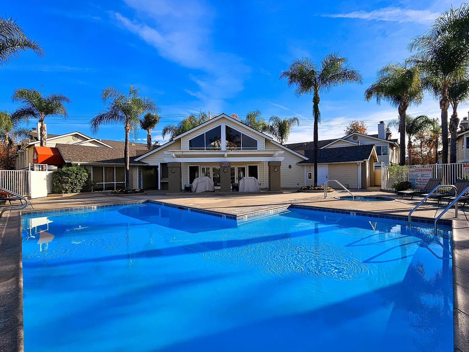 Citrus Court Apartments — Photo 1