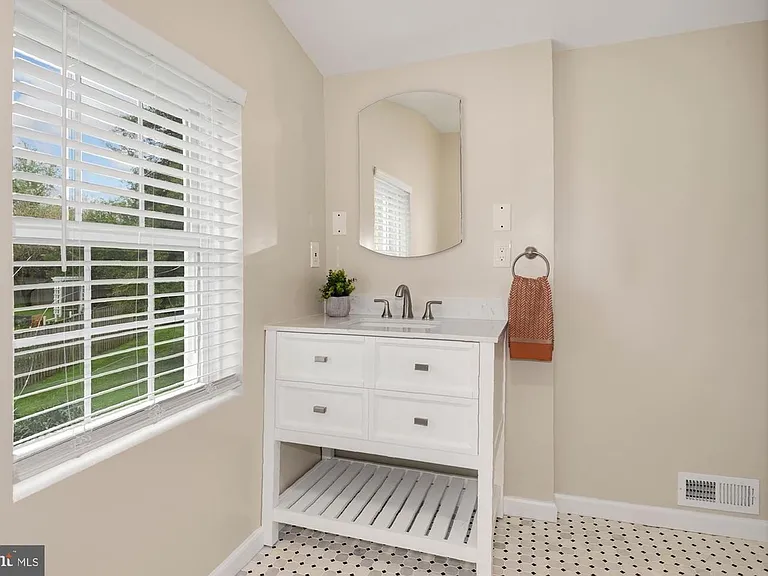 3710 Burrows Ave — Photo 27