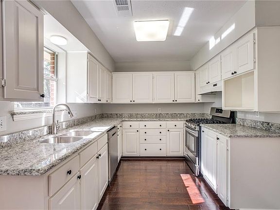 2nd image of 2885 Meadow Port Dr